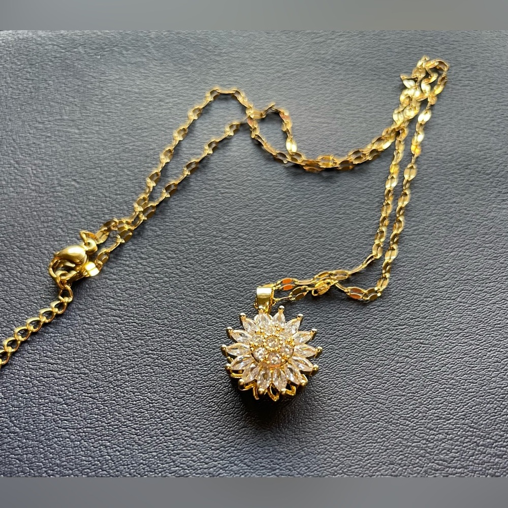 Brand New 24K Gold Plated Sunflower Pendant Necklace with Zircon Inlay - Picture 4 of 7